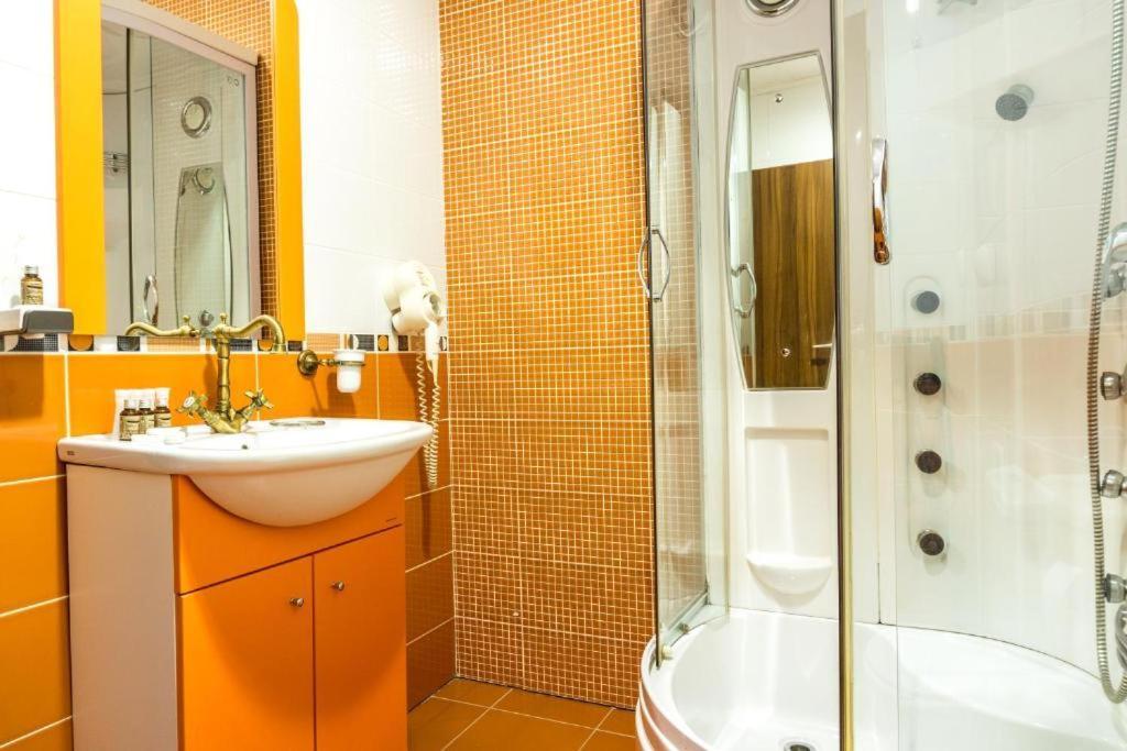 Hotel Ferdinand Хацег Екстер'єр фото